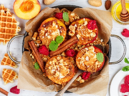 Печени праскови със сирене рикота, бадеми, трохи от бисквити, белгийски гофрети, канела, мед, малини и мента - снимка на рецептата Печени праскови със сирене рикота, бадеми, трохи от бисквити, белгийски гофрети, канела, мед, малини и мента - снимка на рецептата